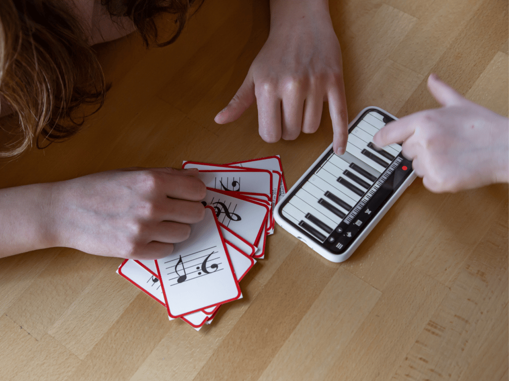A music theory card game to learn notes by their sound and name on the piano.